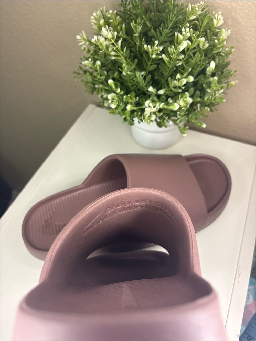 Nike Calm Slide Sandals Mauve Pink Women’s Foam Slides Water Resistant - Picture 2 of 7